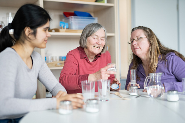 Eine Erzieherin beschäftigt sich in der Lernwerkstatt mit früher naturwissenschaftlicher Bildung.