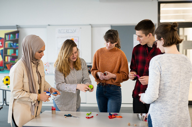 Studierende informieren sich über frühe naturwissenschaftliche Bildung und mehrperspketivischen Sachunterricht.