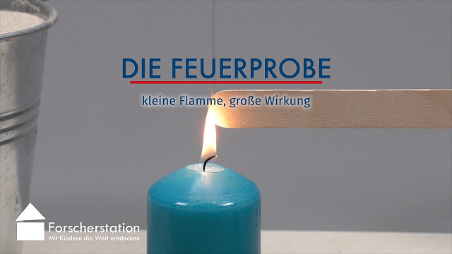 Eine Nahaufnahme einer Kerze, an welcher ein kleiner Holzspahn entzündet wird. Im Bild ist der Text “Die Feuerprobe” zu lesen.