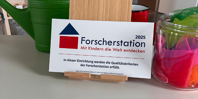 Die Forscherstations-Plakette 2025: Eine Auszeichung für pädagische Einrichtungen, die sich im Bereich frühe naturwissenschaftliche Bildung engagieren.